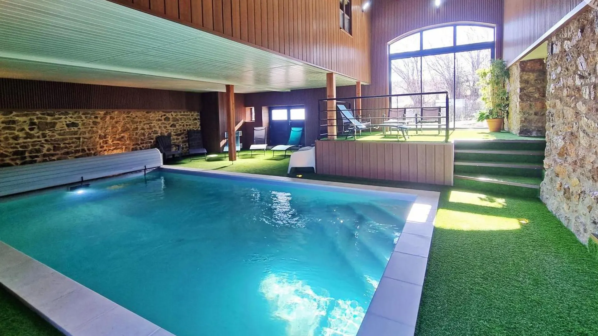 Gite De Charme Avec Piscine Interieure Chauffee, 12/14 Personnes - Fr-1-496-346 Saint-Priest-la-Prugne