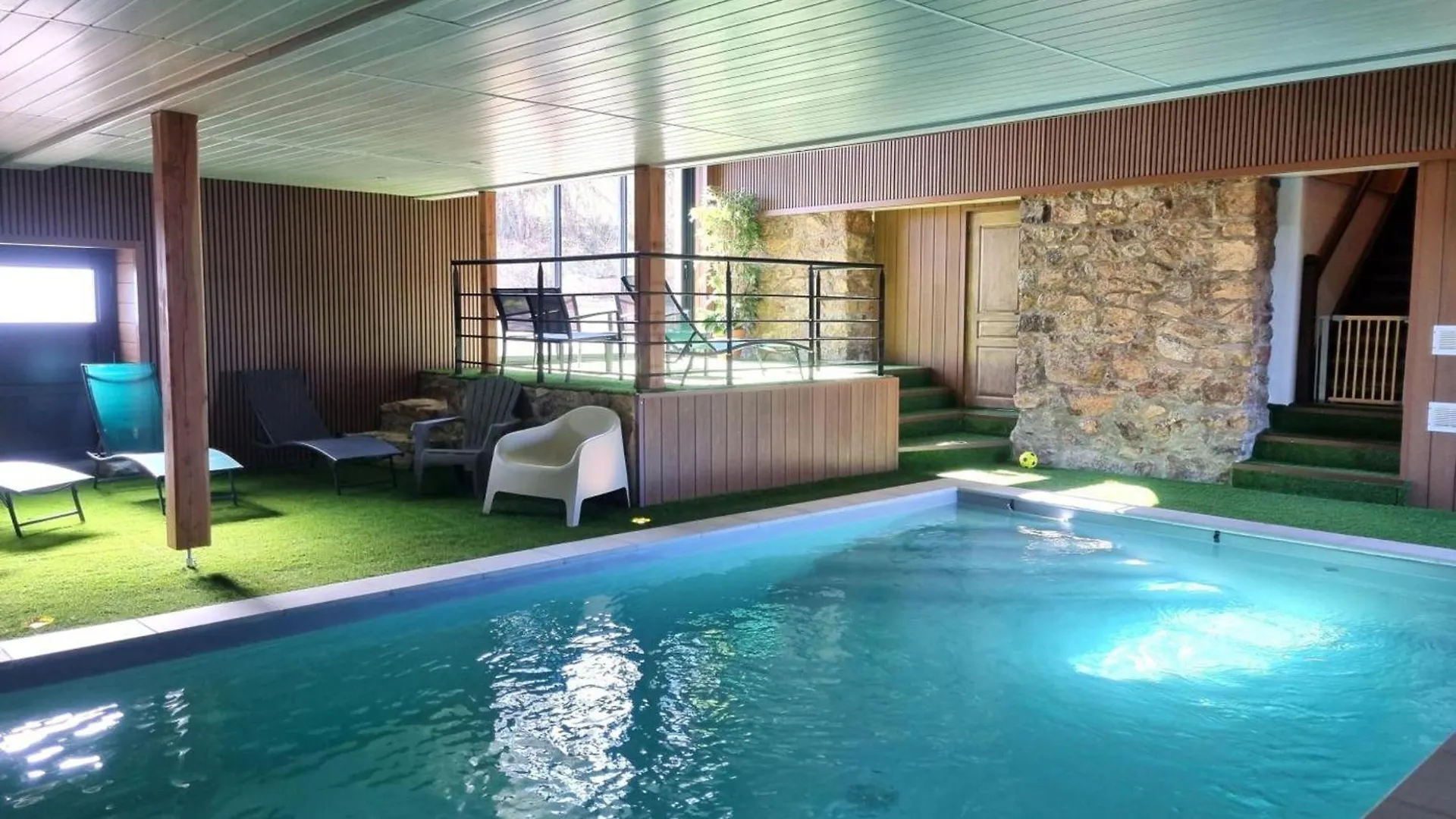 Gite De Charme Avec Piscine Interieure Chauffee, 12/14 Personnes - Fr-1-496-346 Saint-Priest-la-Prugne Holiday home